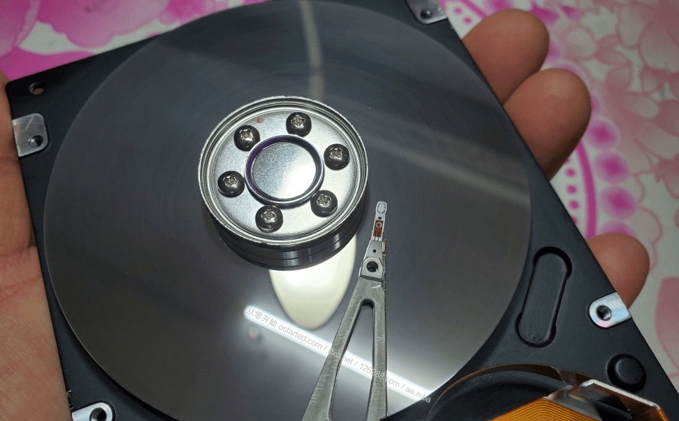 1996 年日本富士通 1.28GB 硬盘拆解 拆机 - 第5张图片 | 細水長流 1996 年日本富士通 1.28GB 硬盘拆解 拆机 - 第5张图片